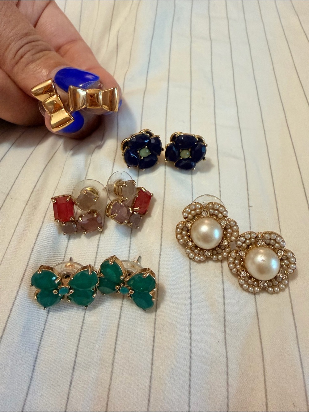 BATCH of Kate Spade accessories: gold watch, stud earrings, bangles